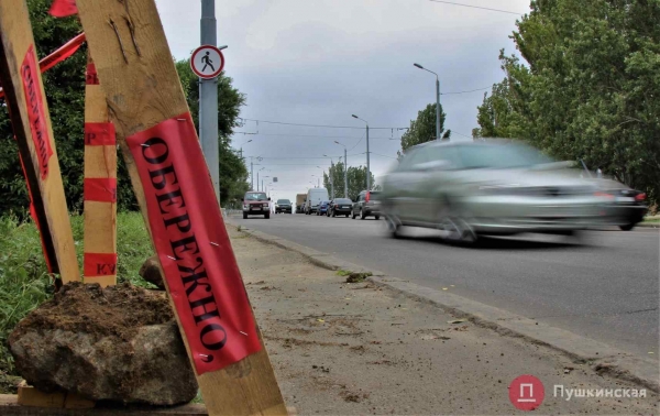 У Ивановского моста монтируют «рамки» против большегрузов и тоннели для пешеходов: в чем сложность. Фото
