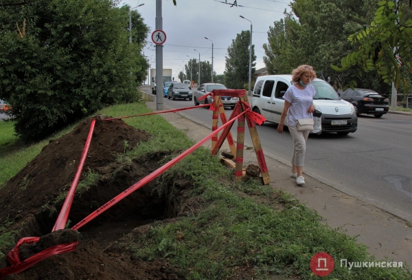 У Ивановского моста монтируют «рамки» против большегрузов и тоннели для пешеходов: в чем сложность. Фото