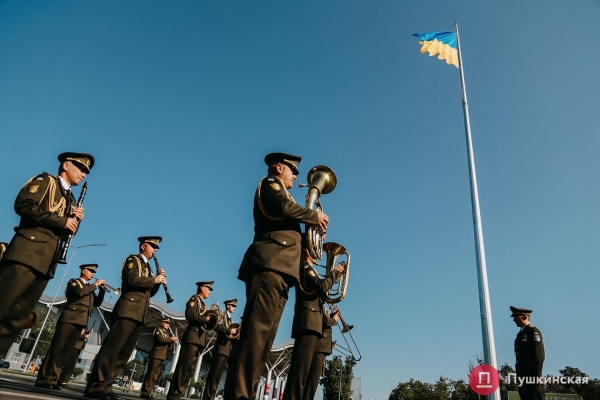 Возле аэропорта Одессы подняли большой флаг Украины: как это было. Фото
