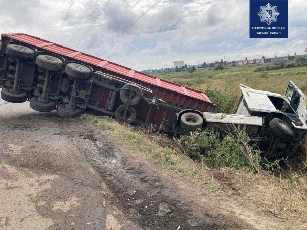 На Объездной дороге в Одессе перевернулась фура. Фото