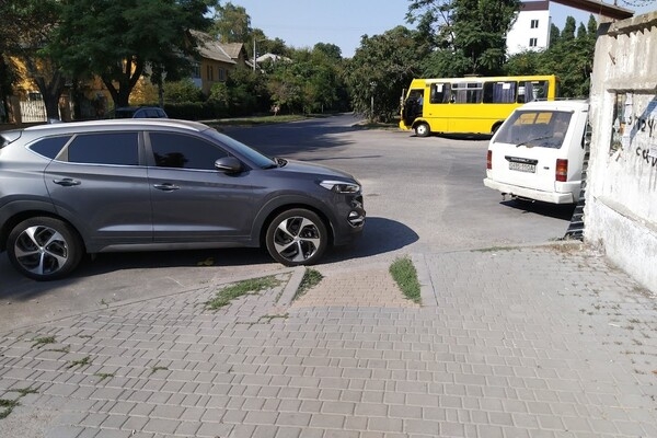 С фантазией все в порядке: свежая фотоподборка наглых водителей в Одессе