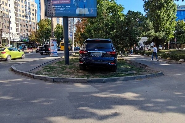 С фантазией все в порядке: свежая фотоподборка наглых водителей в Одессе