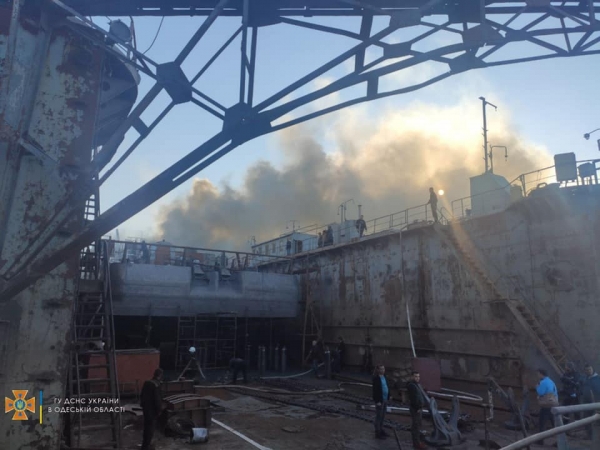 На судоремонтном заводе в Измаиле горел буксир 