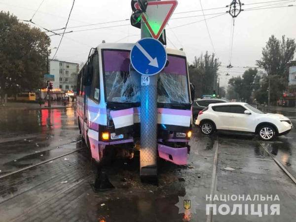 В Одессе маршрутка врезалась в столб: пострадали 9 человек