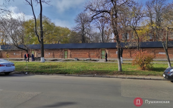 Историческую ограду больницы на Слободке «украсили» магазинами: в мэрии утверждают — все по закону
