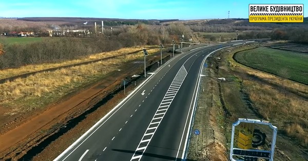 Біля Старобільська «Велике будівництво» Зеленського відремонтувало 100 км траси до Сватового і 40 км до Новоайдара