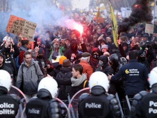 У Європі десятки тисяч людей вийшли протестувати проти ковідних обмежень