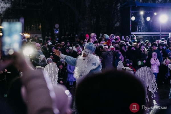 В Одессе зажгли главную елку города: с песнями, танцами и Святыми Николаями на байках. Фото