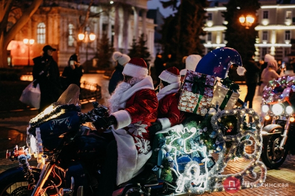 В Одессе зажгли главную елку города: с песнями, танцами и Святыми Николаями на байках. Фото