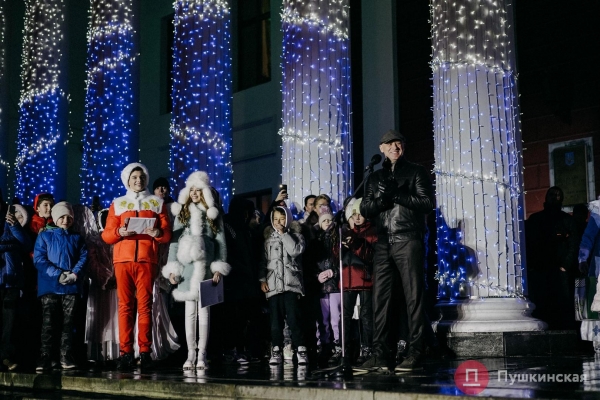 В Одессе зажгли главную елку города: с песнями, танцами и Святыми Николаями на байках. Фото