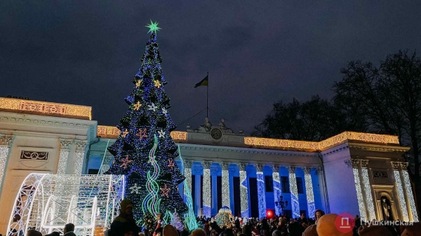В Одессе зажгли главную елку города: с песнями, танцами и Святыми Николаями на байках. Фото