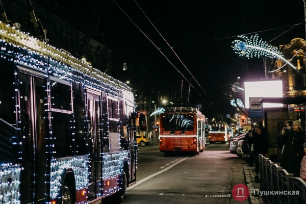 В Одессе прошел парад «одетых» по-новогоднему троллейбусов: как это было. Фото, видео