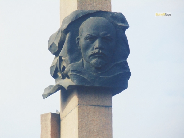 В Николаеве решили убрать лицо Ленина и слова Маяковского с памятника комсомолу