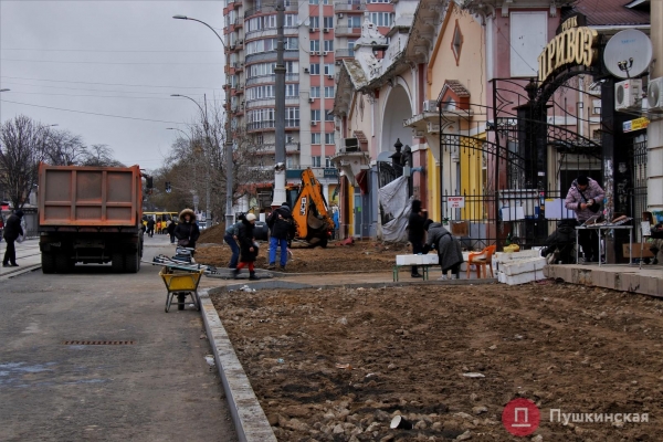 Первая в Одессе «венская» остановка и дымящийся асфальт: как идет ремонт улицы Преображенской. Фото