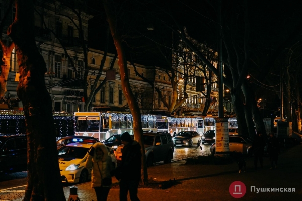 В Одессе прошел парад «одетых» по-новогоднему троллейбусов: как это было. Фото, видео