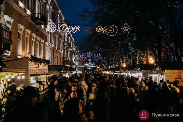 В Одессе зажгли главную елку города: с песнями, танцами и Святыми Николаями на байках. Фото