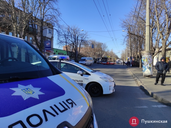 В Одессе автобус попал в ДТП: вылетел на встречку, снес дерево и врезался в мотосалон. Фото, обновлено