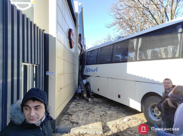 В Одессе автобус попал в ДТП: вылетел на встречку, снес дерево и врезался в мотосалон. Фото, обновлено