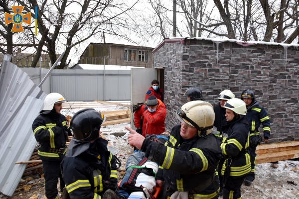 В аварийном доме в Хуторском переулке обрушилась стена: один человек погиб, еще два пострадали. Фото