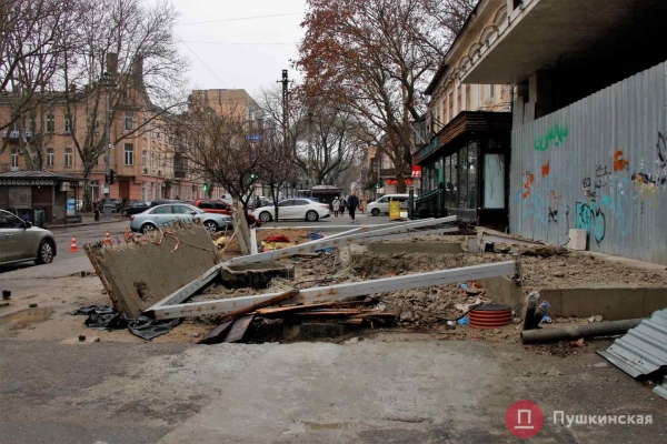 Заваленный строительным хламом тротуар в центре Одессы пообещали привести в порядок: сроки