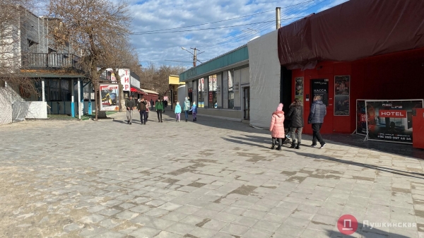 В левом крыле Аркадии закончили «бизнесменский» ремонт пешеходной зоны: как она выглядит. Фотофакт