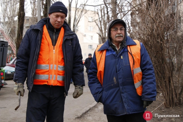 Коммунальные службы начали генеральную уборку и инвентаризацию дворов Одессы: зачем это нужно. Фото