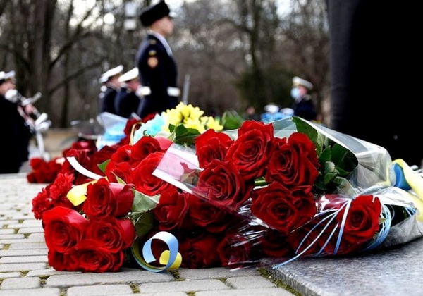Возложение цветов и "Ланцюг Єднання": в Одессе празднуют День Соборности