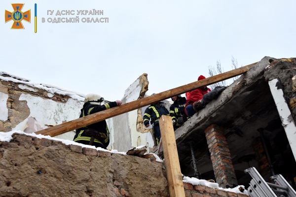 В аварийном доме в Хуторском переулке обрушилась стена: один человек погиб, еще два пострадали. Фото