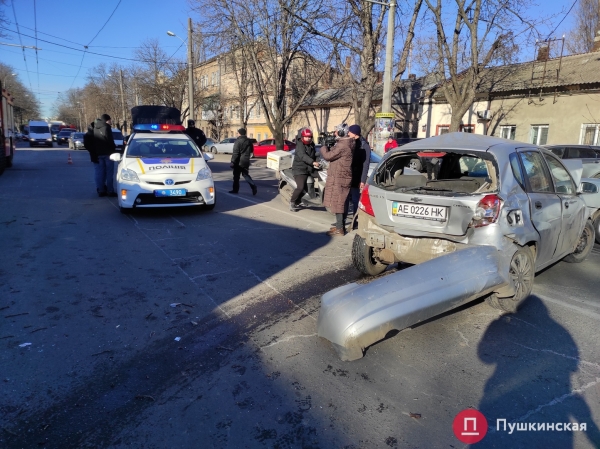 В Одессе автобус попал в ДТП: вылетел на встречку, снес дерево и врезался в мотосалон. Фото, обновлено