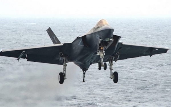 Истребитель F-35 рухнул на авианосец. Видео