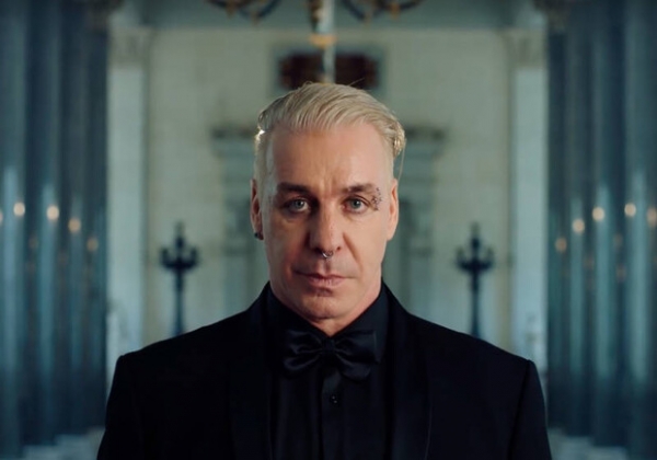 Фронтмен группы Rammstein Тилль Линдеманн помогает украинским беженцам