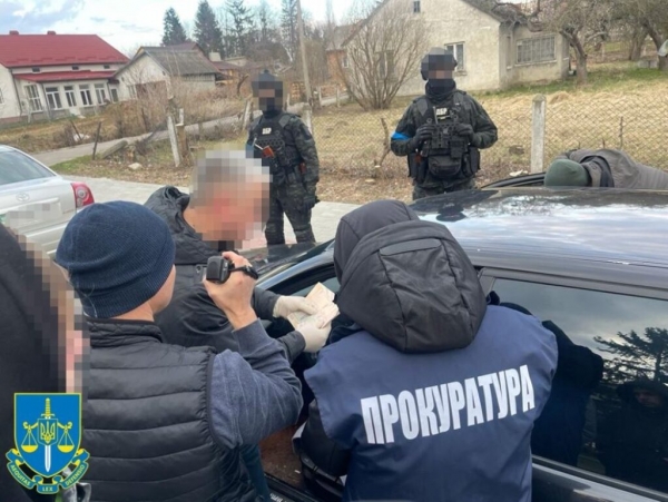 Под Львовом и.о. мэра требовал от волонтера 100 тысяч грн с автобуса с гуманитаркой