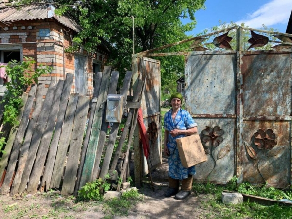 «Лучше бы я знаменитой не была». Как украинка с советским флагом стала культурным феноменом в России и что она об этом думает