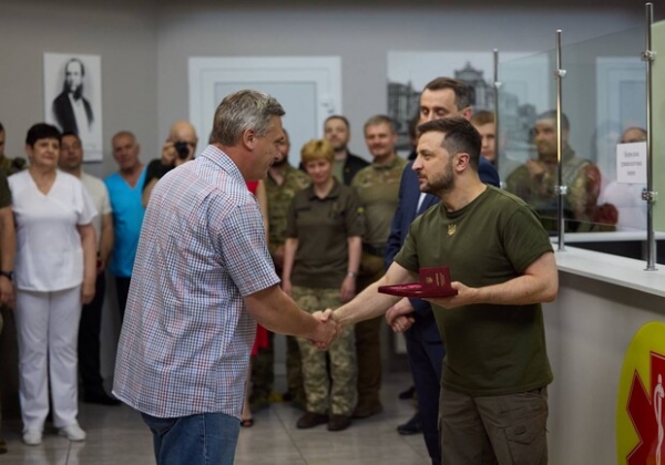 Президент Украины посетил больницу в Одессе и вручил награды медикам