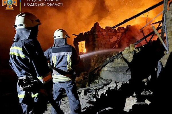 Одесские спасатели показали, как ликвидировали последствия ночного обстрела 