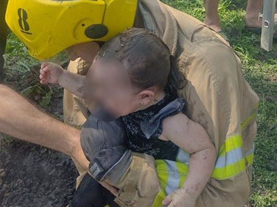Врятували дитину з лап смерті: на Полтавщині рятувальники зуміли дістати з каналізаційного колектора півторарічну дівчинку