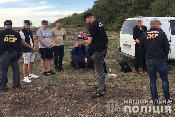 В Одесской области организовали канал переправки уклонистов: собирались в гараже