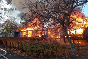 Тушили пожары и доставали мужчину из подвала: как прошли сутки у одесских спасателей