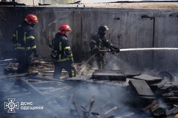 В Одессе горела СТО: получили повреждения автомобиль и здание