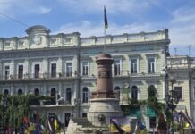 Во второй раз за месяц: в Одессе с Европейской площади сняли баннер Демьяну Ганулу и Максиму Чайке