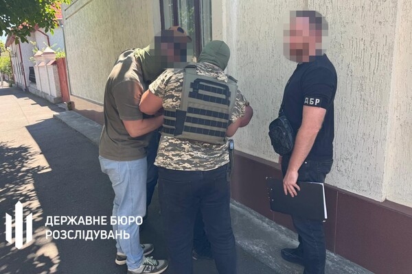 Семь тысяч долларов за избежание службы: в Одесской области разоблачили правоохранителей и чиновника ТЦК